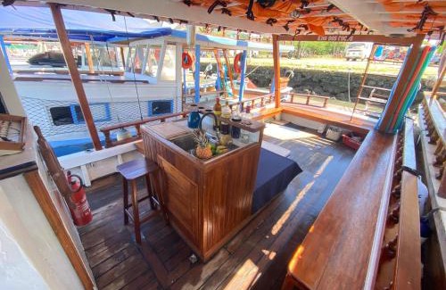 Mambucaba Boat Rental | Barco Ilha dos Cocos passeios e pesca esportiva em Paraty