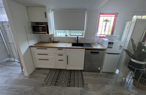 Bardon Apartment | Bardon Beauty Trendy 1 bedroom new furniture close transport ,Suncorp Cafe