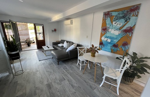 Bardon Apartment | Bardon Beauty Trendy 1 bedroom new furniture close transport ,Suncorp Cafe