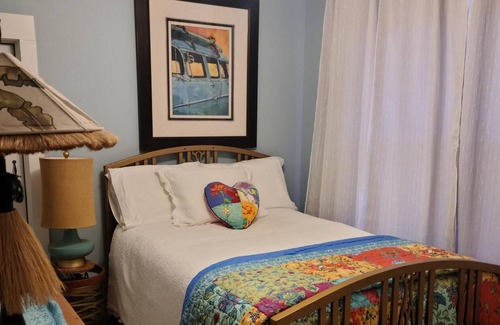 Oxford House | Barefoot Cottage. Located on a beautiful lake setting.