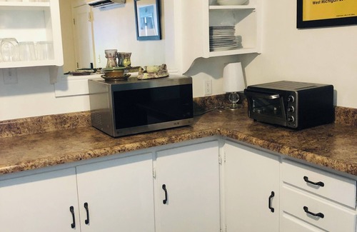 Grand Haven Apartment | Barefoot Daves ⚓️ Pets considered with fee.