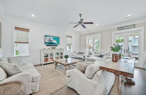 Santa Rosa Beach House | Barefoot Paradise by AvantStay Walk to Beach Pool Bikes