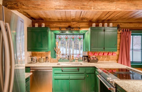 Leavenworth Cabin | Barenhutte - Whimsical Cabin In The Woods