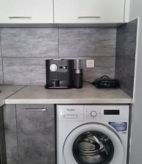 Aliki Apartment | Barewake's Place 3 Cosy Apt perfect for romantic getaway by the sea