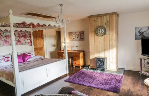 Darlington Cottage | BARFORTH HALL COTTAGE, pet friendly, with hot tub in Gainford
