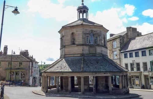 Darlington Cottage | BARFORTH HALL PARLOUR, pet friendly, with a garden in Gainford