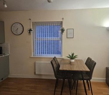 Balderton Apartment | Bargh Apartment - 2 bed 2 bath, modern comfort