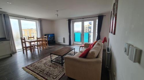 Thames Apartment | Barking 2 Bed Apt with Parking & Good Travel Links