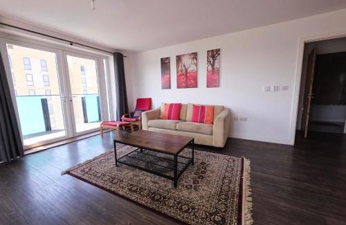Thames Apartment | Barking 2 Bed Apt with Parking & Good Travel Links