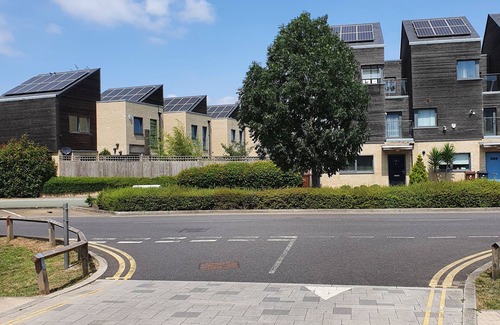 Thames House | π Barking/Dagenham/Contractors& Leisure(3-10 guests)