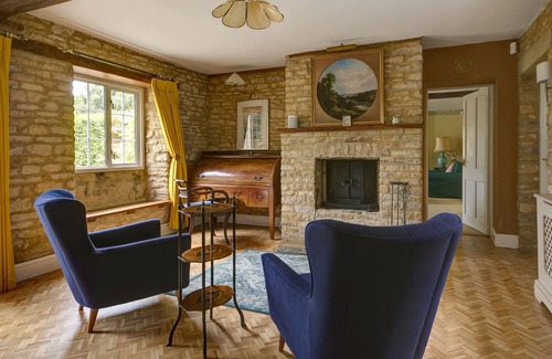 Chipping Norton House | BARLEY HILL HOUSE, pet friendly, with hot tub in Chipping Norton