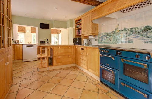 Chipping Norton House | BARLEY HILL HOUSE, pet friendly, with hot tub in Chipping Norton