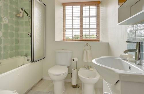 Chipping Norton House | BARLEY HILL HOUSE, pet friendly, with hot tub in Chipping Norton