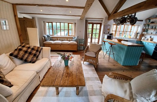 Eype House | Barn annex, 10 mins walk to the beach, swimming pool, great views and local pub