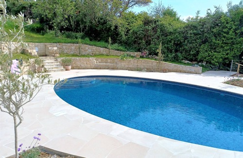 Eype House | Barn annex, 10 mins walk to the beach, swimming pool, great views and local pub