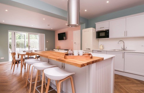 Chingford Cottage | BARN HOPPITT LODGE, pet friendly, with open fire in Chingford