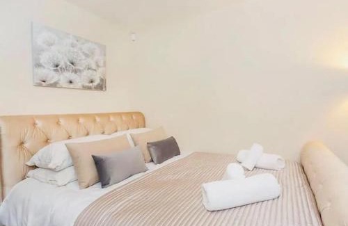 Storwood House | Barn near York with hot tub - Perfect for Groups and Families