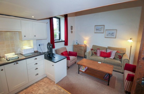 Lindale Cottage | Barn Owl Cottage, Lindale - a cottage that sleeps 4 guests in 2 bedrooms