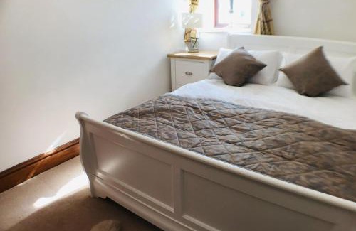 Cauldon Low House | Barn - Sleeps 4 - Garden - Pet friendly