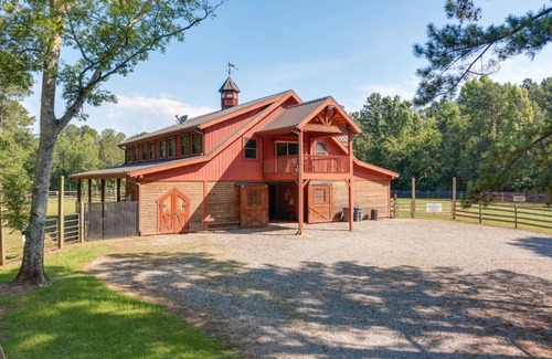 Huber Apartment | Barn-Style Georgia Vacation Rental - Pet Friendly!