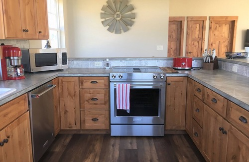 Peshastin House | Barn-style Home, Mountain Views, 2 mi to Leavenworth. Dog visitors welcome!