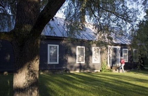 Barnard House | Barnard Lodge: Restored and Spacious 1795 Cape Home -
