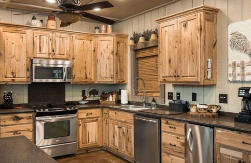 Helen Cabin | Barndominium near Helen - Pickleball and More!