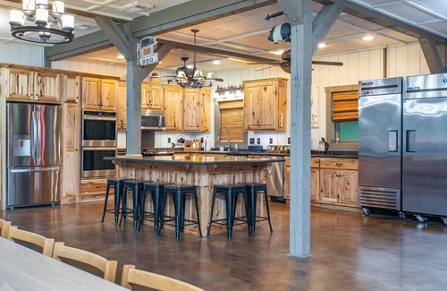 Helen Cabin | Barndominium near Helen - Pickleball and More!