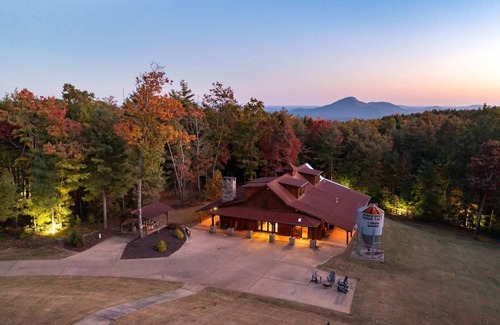 Helen Cabin | Barndominium near Helen - Pickleball and More!