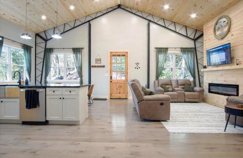 Franklin House | Barndominium With Hot tub and Deck