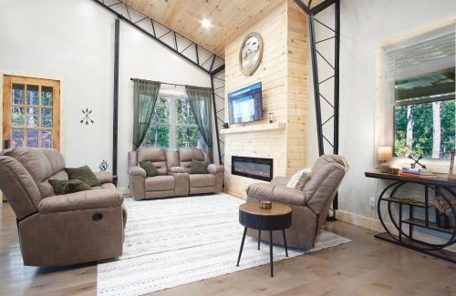 Franklin House | Barndominium With Hot tub and Deck