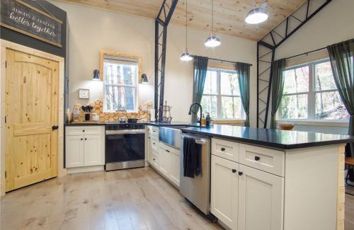 Franklin House | Barndominium With Hot tub and Deck
