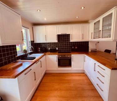 South Cerney House | Barneys Retreat - Lakeside Getaway