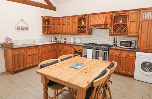 Foxt Cottage | BARNFIELDS HOLIDAY COTTAGE, family friendly in Kingsley