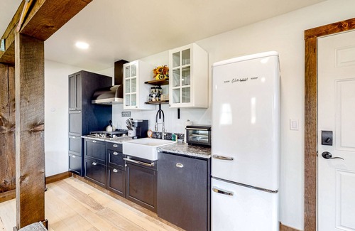 Waterbury Center Apartment | Barnhouse suite with shared hot tub & private W/D - near year-round recreation