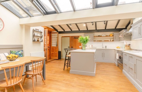 Malmesbury House | Barns Lee, Eastcourt - sleeps 9 guests in 5 bedrooms