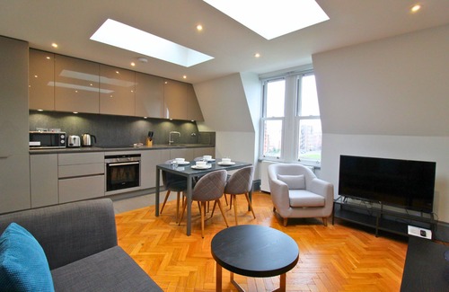 West Kensington Apartment | Barons Court Queens Club by Viridian Apartments