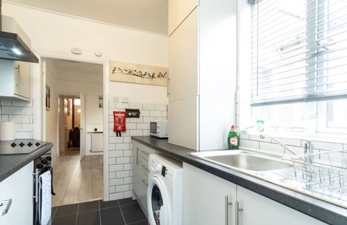 Coventry House | Barras House - Cosy home with parking close to Coventry City Centre and the Hospital