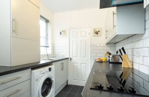 Coventry House | Barras House - Cosy home with parking close to Coventry City Centre and the Hospital