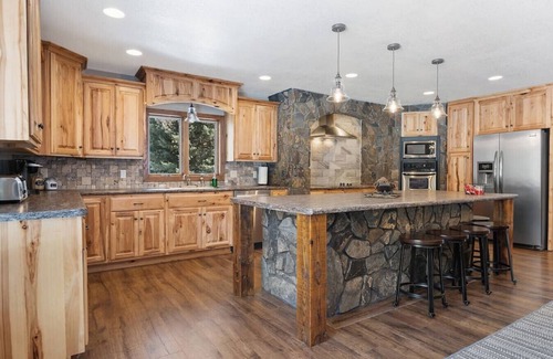 Custer Cabin | Barrel Springs ★ Secluded Stay in a Wonderful Creekside Getaway ★