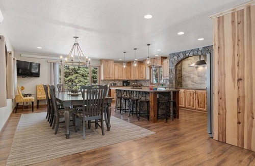 Custer Cabin | Barrel Springs ★ Secluded Stay in a Wonderful Creekside Getaway ★