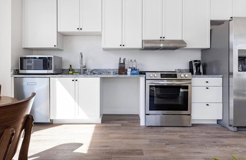 Greektown Historic District Apartment | Barsala l Modern 2BD at eXchange Near Ford Field & Comerica