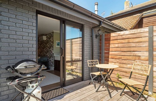 Taupo House | Base: $2 Extra: $30 4 Deborah Rise