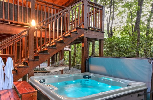 Burnsville Cabin | Basecamp Cabin - Big Groups & Pet Friendly