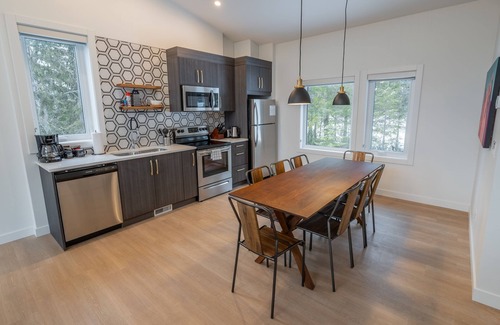 Revelstoke House | Basecamp Resorts Revelstoke I Five Bedroom Suite