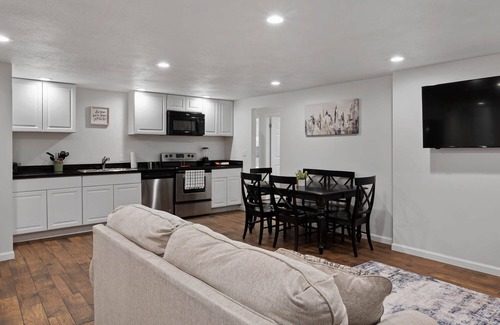 Daybreak House | Basement Guest Suite*KING BED*WIFI*WASHER & DRYER