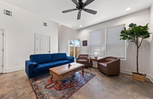 Lafayette Villa | Basin House 2 King Beds 70in TV Fast WiFi