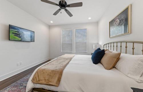 Lafayette Villa | Basin House 2 King Beds 70in TV Fast WiFi