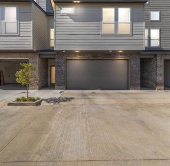 Lafayette Villa | Basin House 2 King Beds 70in TV Fast WiFi