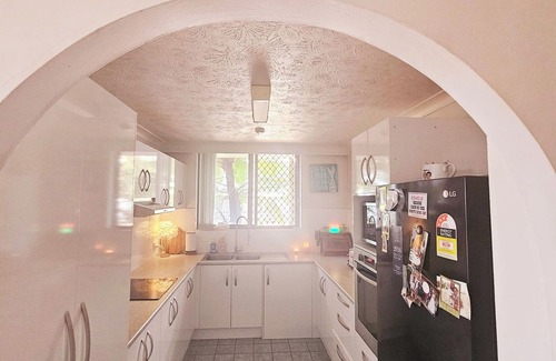 Coolangatta Apartment | Bask in Beach Luxury!